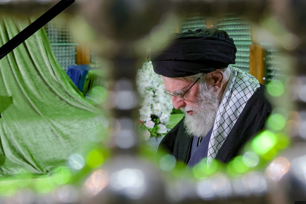 امام خامنه‌ای، رهبر و پیشوای شیعیان جهان به شهادت رسید